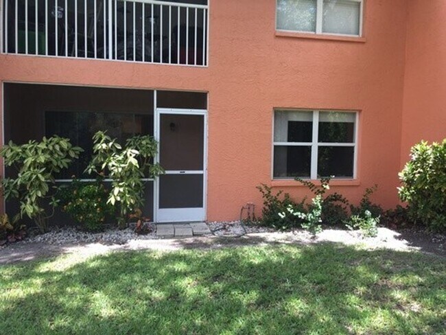 Building Photo - Ground floor Condo off Universiy