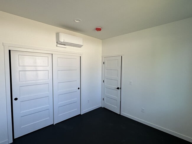 Building Photo - A Bright & Contemporary Home in Pasco