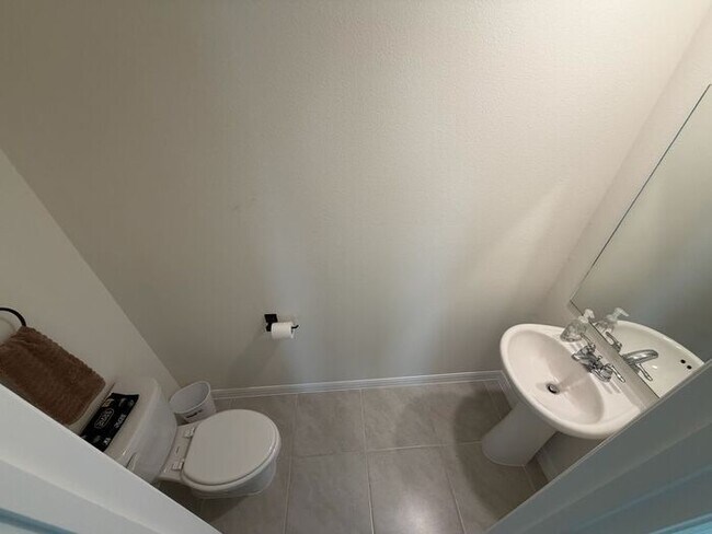 Building Photo - Stylish 3 ed 3 bath townhome in Apopka!!