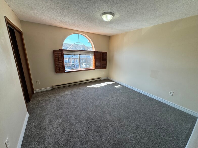 Building Photo - 975 Meriden Rd