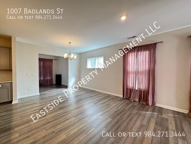 Building Photo - 1007 Badlands St