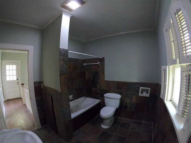 Building Photo - 824 Oakwood St