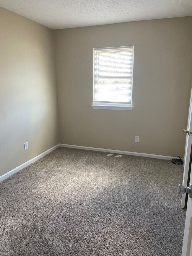 Building Photo - Spacious Townhouse with Fenced Backyard
