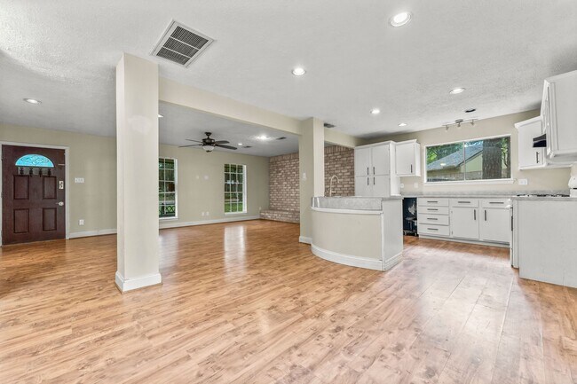 Building Photo - 2015 E Lacey Oak Cir
