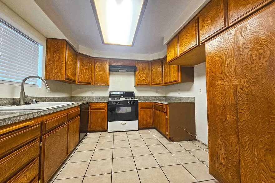 Building Photo - 7556 Thousand Oaks Dr