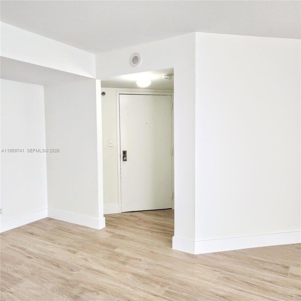 Building Photo - 18181 NE 31st Ct