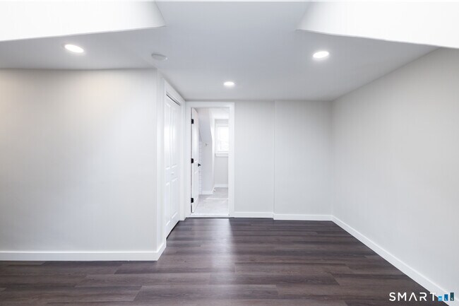 Building Photo - 28 Aircraft Rd