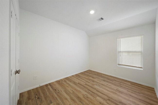 Building Photo - 307 Flower Reed Ct