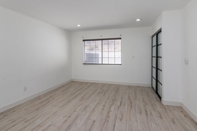 Building Photo - Refreshed 5-bedroom, 3-bathroom home locat...