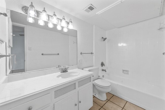 Building Photo - 4002 Ridglea Country Club Dr