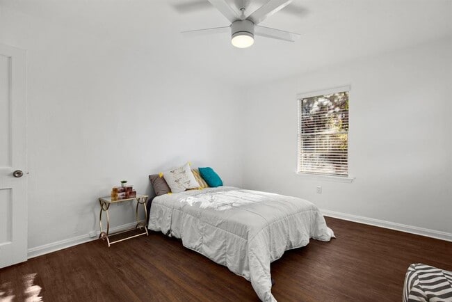 Building Photo - 301 E 33rd St