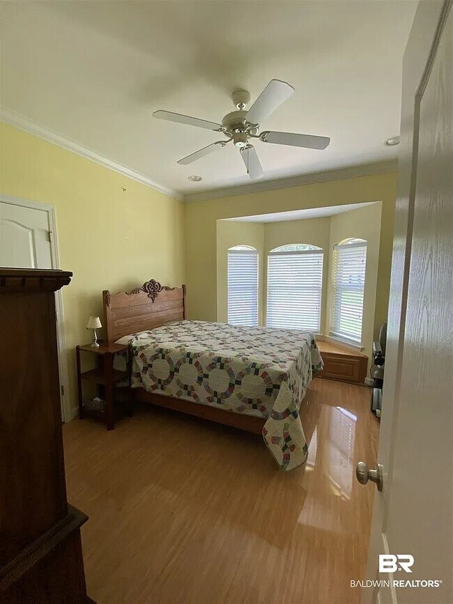 Building Photo - 106 Riveroaks Dr