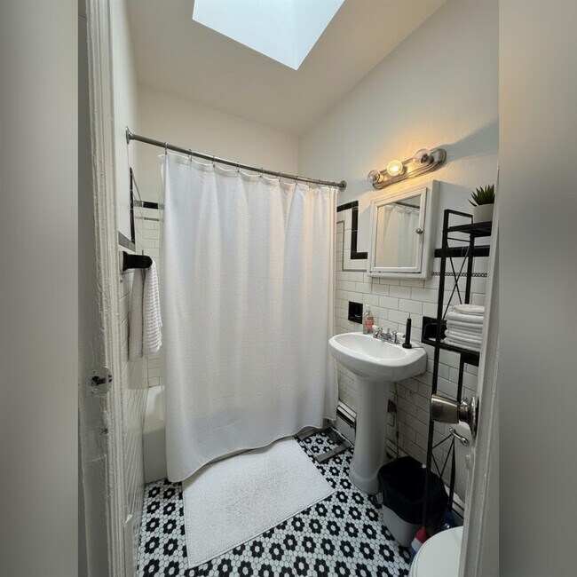 Building Photo - 114 Brunswick St