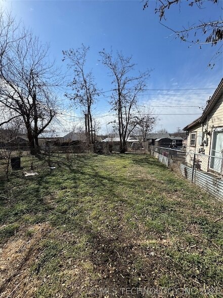 Building Photo - 102 S Hickory St