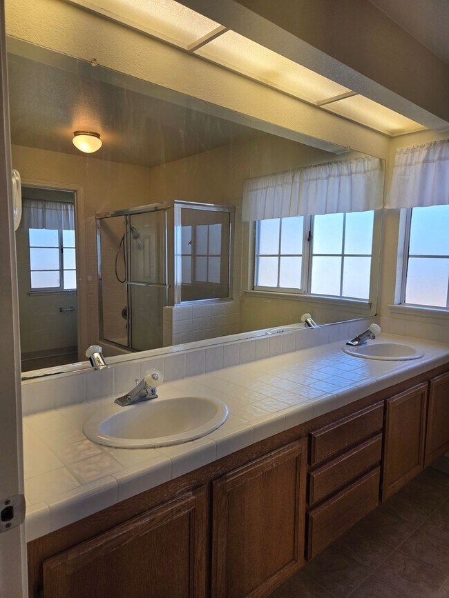 Building Photo - Spacious Laurel Creek Home