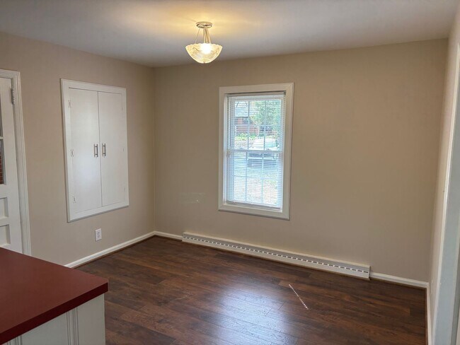 Building Photo - 3 BED, 2 BATH BRICK HOME IN ASHEBORO!