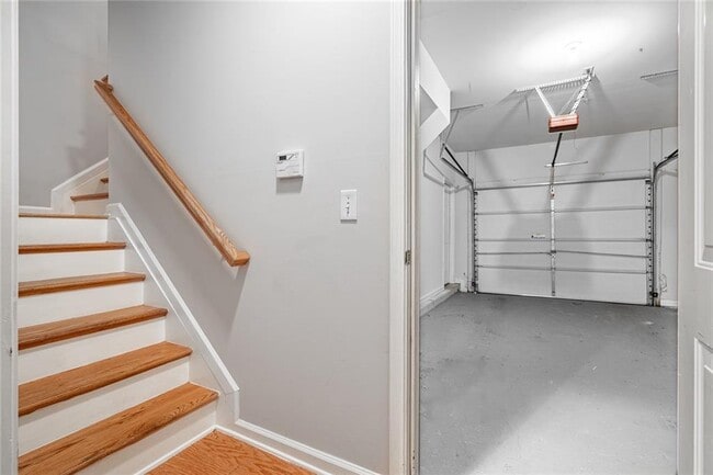 Building Photo - 424 Tioram Ln SE