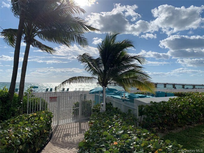 Building Photo - 16711 Collins Ave