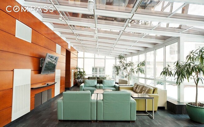 Building Photo - 516 W 47th St