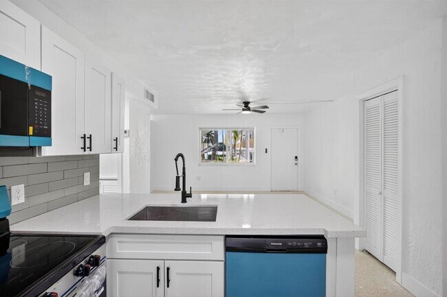 Building Photo - 1821 Middle River Dr
