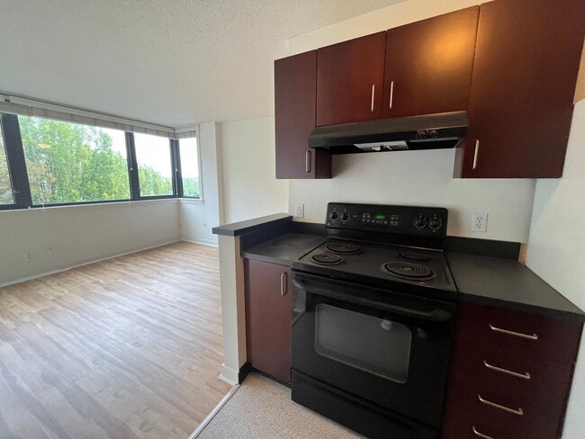 Building Photo - 1Bd/1Ba Home in Goose Hollow neighborhood ~ Secured Garage Parking and Additional Storage Unit!!!