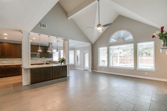 Building Photo - 5125 Carriage Bend Dr