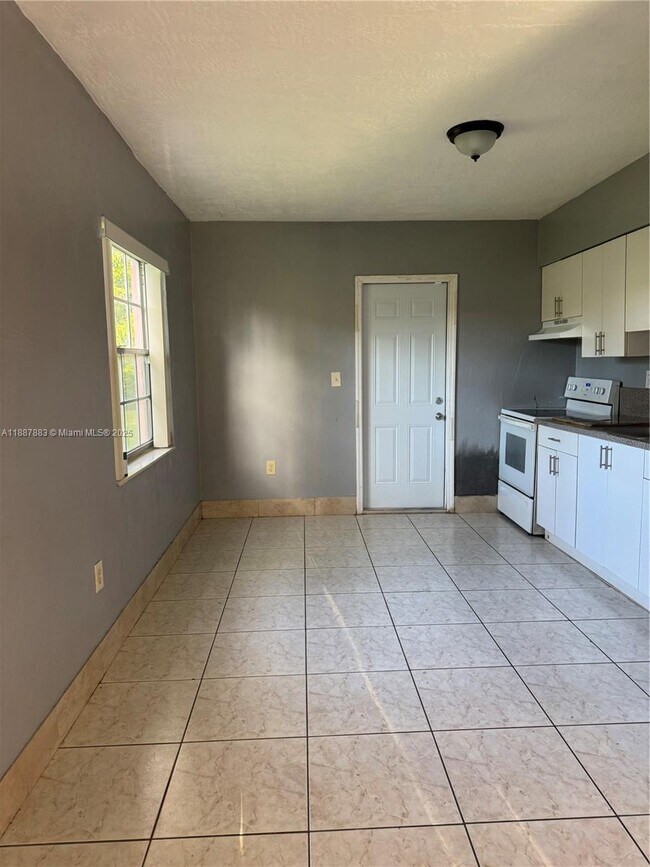 Building Photo - 6027 SW 36th Ct