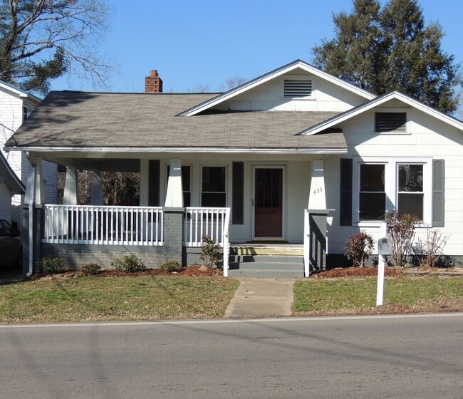 Building Photo - Two bedroom, one bath home is South Knoxville