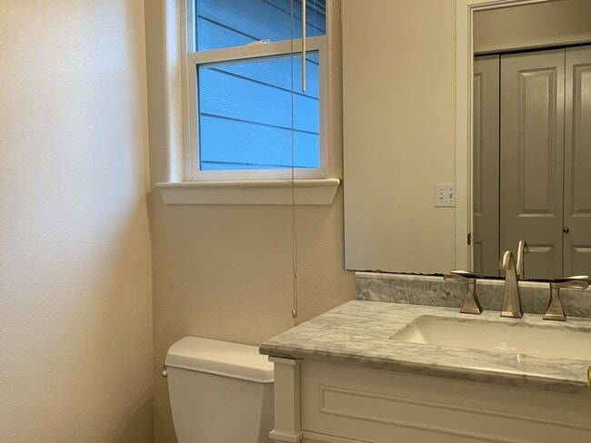 Building Photo - Beautiful 4BR Home | Cul-de-Sac Setting | Prime Bellevue Location