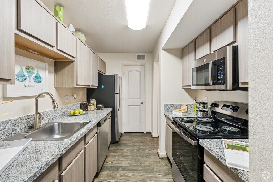 2BR, 1.5BA - 1000SF - Kitchen - Gracie Square