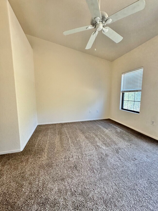 Building Photo - 1702 E Bell Rd