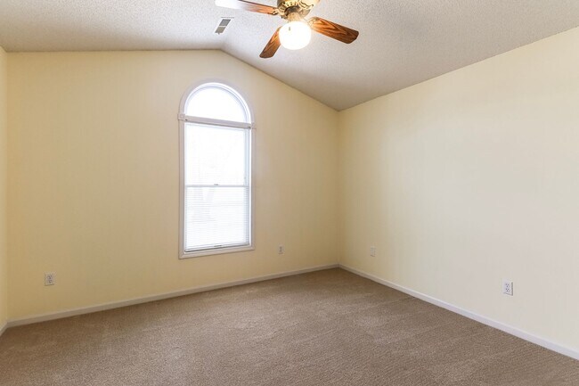 Building Photo - Bright 3BR/2BA Home in Quiet, Desirable Neighborhood with Garage!