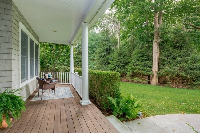 Building Photo - 6 Old School House Ln