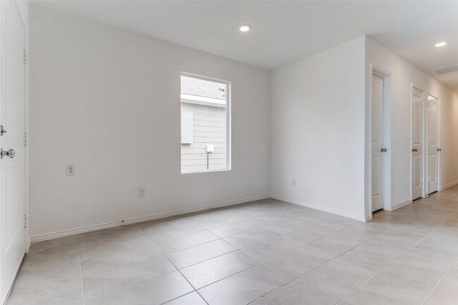 Building Photo - 127 Sunflower St