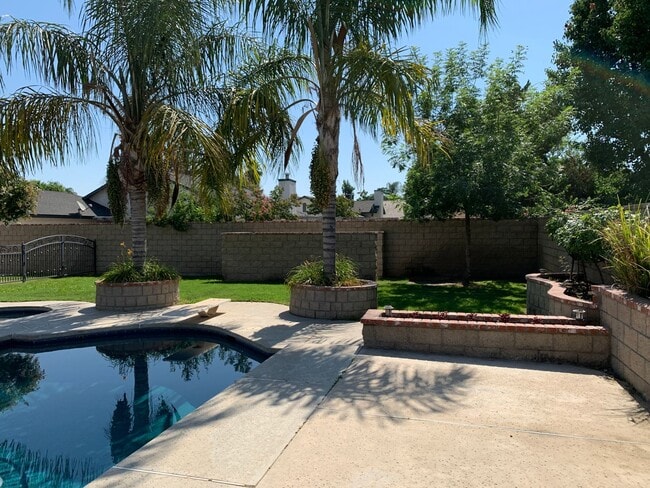 Building Photo - Beautiful 3 Bed West Bakersfield Home W/Po...