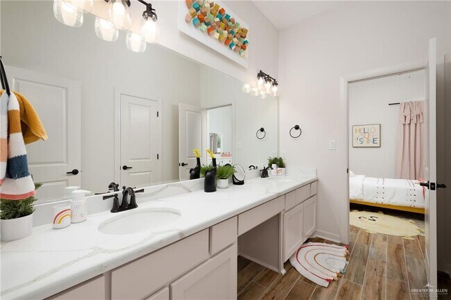 Building Photo - 33 E Silos Ave