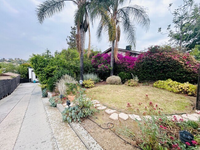 Building Photo - Chic 2-Bed, 2-Bath Home with Gated Yard in...