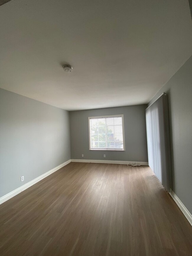 Building Photo - Alamitos Beach Spacious Condo