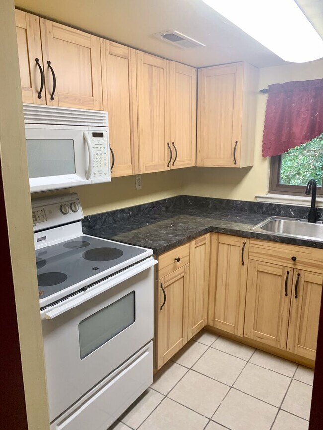 Building Photo - Amazing 1-Bedroom Condo at Bentley Square ...