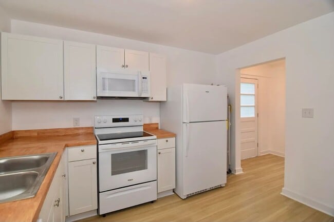 Building Photo - Thoughtfully Renovated Home in a Prime Location