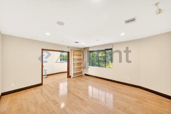 Building Photo - Unit