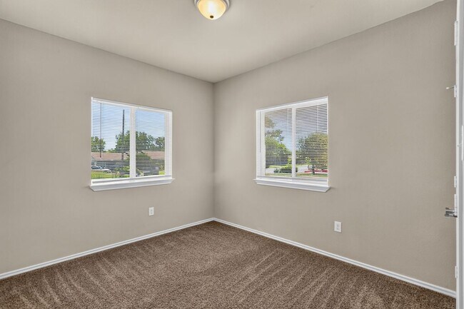 Building Photo - 516 E Hazelwood St