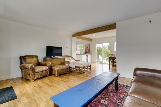 Building Photo - 5005 NE Mason Ct