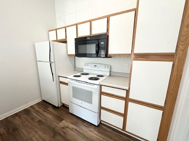 Building Photo - Fully renovated 2nd floor apartment available soon!