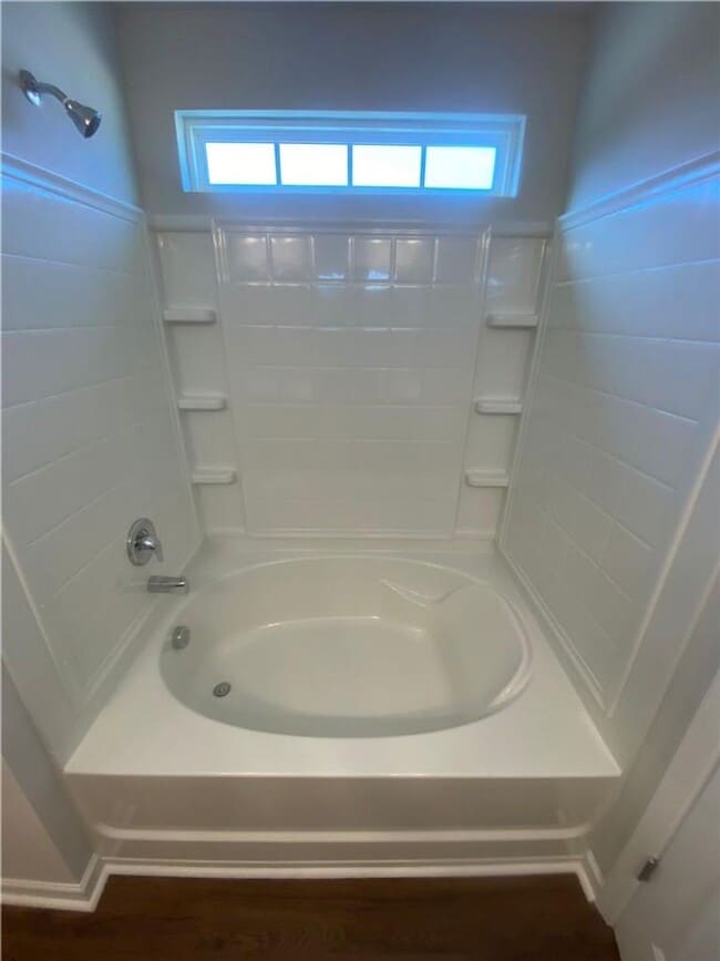 Building Photo - 4 bed 2.5 bath Available in Feburary