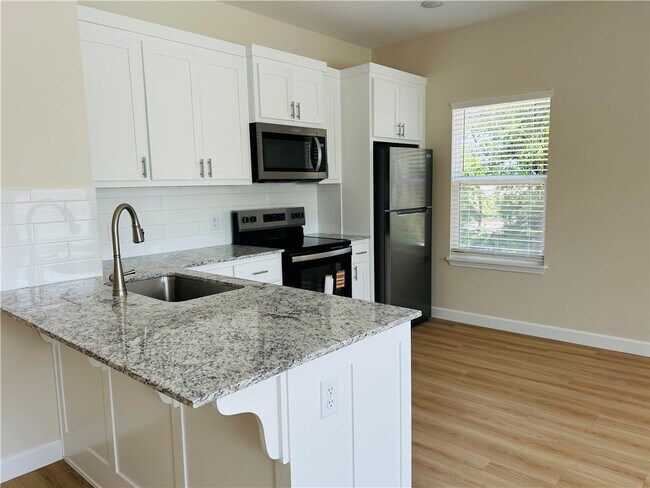 Building Photo - 704 E Johnson Ave