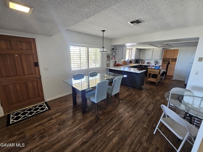 Building Photo - 615 Lakeview Dr