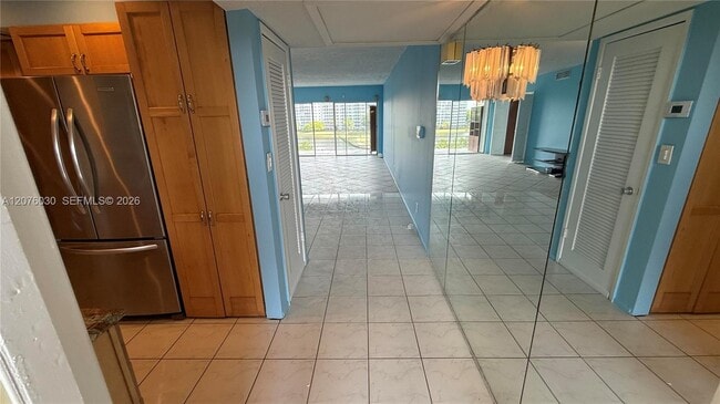 Building Photo - 2751 N Palm Aire Dr