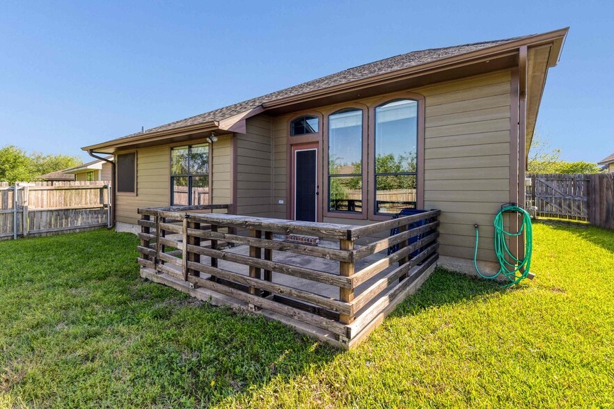 Building Photo - 203 Simi Dr
