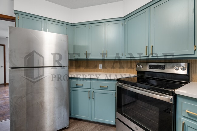 Building Photo - 211 E Meadowlark Rd